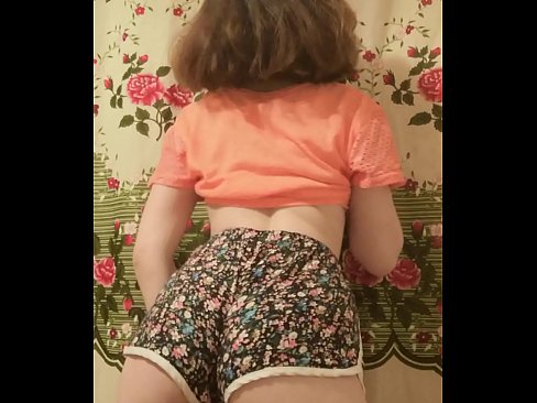 ❤️ Una ghjovana sexy si spoglia i pantaloncini davanti à a camera ❤ Video sessu à co.assistirhentai.ru ❌️❤