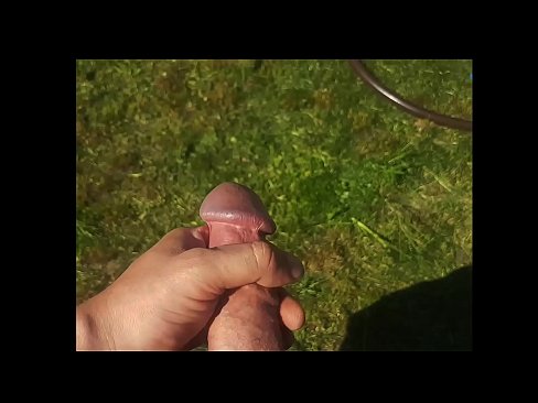 ❤️ Hottie si fa scopare a figa rosa è cums cun un squirt in un giardinu d'estate ❤ Video sessu à co.assistirhentai.ru ❌️❤